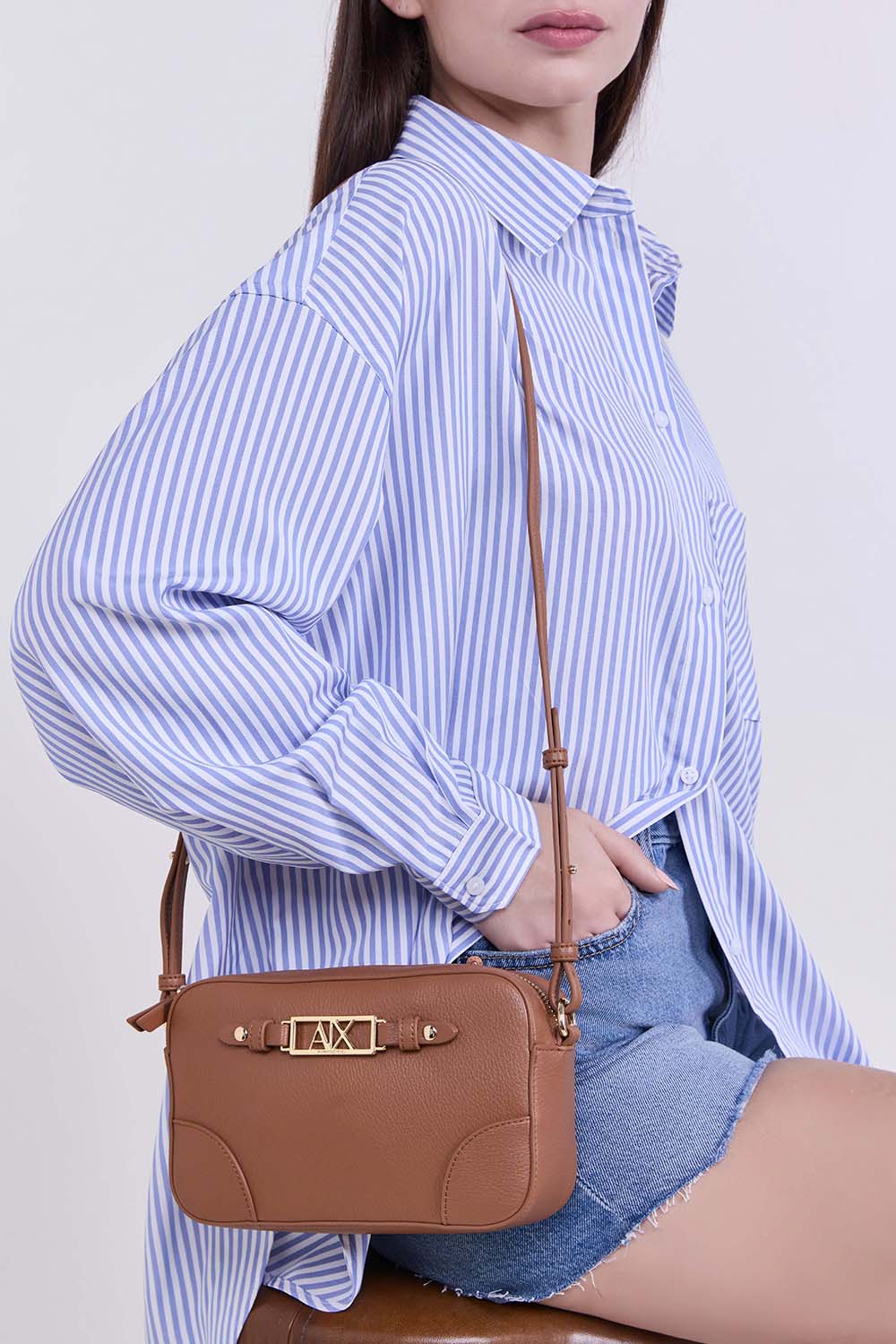 תמונת כל הלוק של תיק קרוסבודי